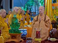 Đức Pháp chủ quang lâm thắp hương cầu nguyện siêu tiến anh linh liệt sĩ và đồng bào yêu nước