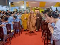 Đức Pháp chủ quang lâm thắp hương cầu nguyện siêu tiến anh linh liệt sĩ và đồng bào yêu nước