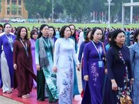 Đoàn Đại biểu dự Đại hội Phụ nữ toàn quốc lần thứ XIV vào Lăng viếng Chủ tịch Hồ Chí Minh