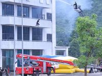 Diễn tập phòng thủ dân sự quy mô lớn nâng cao năng lực ứng phó khẩn cấp về y tế