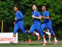 Mbappe gây sốt khi ngồi cùng HLV quan sát đồng đội tập