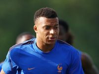 Mbappe gây sốt khi ngồi cùng HLV quan sát đồng đội tập