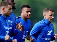 Mbappe gây sốt khi ngồi cùng HLV quan sát đồng đội tập
