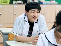 Teach You A Lesson: Sốc khi diễn viên thủ vai học sinh lại có tuổi 'phụ huynh'