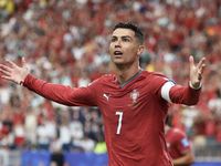 Ronaldo lập cú đúp lịch sử, Bồ Đào Nha đè bẹp Uzbekistan 5-0