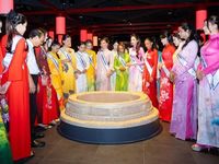 Hoa hậu Phan Kim Oanh và dàn người đẹp quốc tế tìm hiểu lịch sử, văn hóa Việt Nam