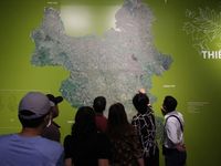 [GALLERY] Người dân khám phá triển lãm Quy hoạch Hà Nội tầm nhìn 100 năm
