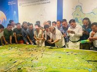 Triển lãm quy hoạch Thủ đô tầm nhìn 100 năm thu hút đông đảo người dân