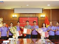 Trao tặng Huy hiệu 30 năm tuổi Đảng cho 3 đảng viên thuộc Chi bộ Vụ 2
