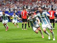 Messi chuộc lỗi hoàn hảo, Argentina vào tứ kết sau màn ngược dòng kinh điển
