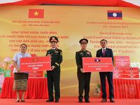 Khám bệnh, cấp thuốc, tặng sinh kế giúp người dân biên giới Việt Nam-Lào
