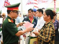 Khám bệnh, cấp thuốc, tặng sinh kế giúp người dân biên giới Việt Nam-Lào