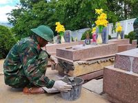 Điện Biên thăm, động viên cán bộ, chiến sĩ thu nhận hài cốt liệt sĩ tại các nghĩa trang liệt sĩ trên địa bàn
