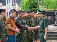 Điện Biên thăm, động viên cán bộ, chiến sĩ thu nhận hài cốt liệt sĩ tại các nghĩa trang liệt sĩ trên địa bàn