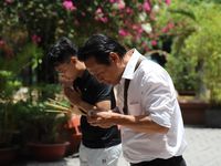 Xúc động dòng người đến tri ân các Anh hùng liệt sĩ tại Công viên Lê Thị Riêng