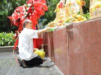 Xúc động dòng người đến tri ân các Anh hùng liệt sĩ tại Công viên Lê Thị Riêng