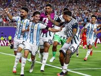 Vất vả hạ 10 người Thụy Sĩ, Argentina gặp Anh ở bán kết World Cup 2026