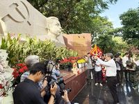 Đoàn đại biểu Ủy ban MTTQVN TP.HCM dâng hương tưởng niệm các anh hùng liệt sĩ tại Công viên Lê Thị Riêng