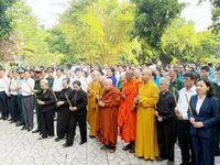 Đoàn đại biểu Ủy ban MTTQVN TP.HCM dâng hương tưởng niệm các anh hùng liệt sĩ tại Công viên Lê Thị Riêng