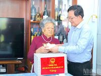 Phó Thủ tướng Hồ Quốc Dũng khảo sát xưởng chế biến tôm và tình hình sạt lở tại Cà Mau