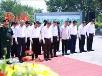 Thủ tướng Lê Minh Hưng dâng hương tưởng niệm các Anh hùng liệt sĩ tỉnh Phú Thọ