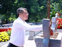 Thủ tướng Lê Minh Hưng dâng hương tưởng niệm các Anh hùng liệt sĩ tỉnh Phú Thọ