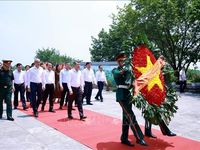 Thủ tướng Lê Minh Hưng dâng hương tưởng niệm các Anh hùng liệt sĩ tỉnh Phú Thọ