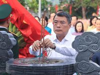 Thủ tướng dâng hương tưởng niệm các Anh hùng liệt sĩ và tặng quà người có công tại Lạng Sơn
