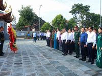 Thủ tướng dâng hương tưởng niệm các Anh hùng liệt sĩ và tặng quà người có công tại Lạng Sơn