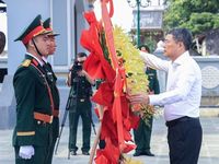 Thủ tướng dâng hương tưởng niệm các Anh hùng liệt sĩ và tặng quà người có công tại Lạng Sơn