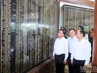 Thường trực Ban Bí thư Trần Cẩm Tú dâng hương tưởng niệm Chủ tịch Hồ Chí Minh và tri ân các Anh hùng liệt sĩ