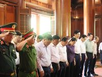 Thường trực Ban Bí thư Trần Cẩm Tú dâng hương tưởng niệm Chủ tịch Hồ Chí Minh và tri ân các Anh hùng liệt sĩ