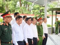 Thường trực Ban Bí thư Trần Cẩm Tú dâng hương tưởng niệm Chủ tịch Hồ Chí Minh và tri ân các Anh hùng liệt sĩ