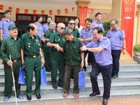 Đoàn công tác VKSND tối cao thăm, tặng quà các thương, bệnh binh tại Trung tâm Điều dưỡng thương binh Duy Tiên