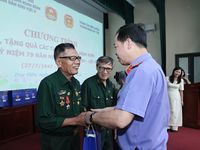 Đoàn công tác VKSND tối cao thăm, tặng quà các thương, bệnh binh tại Trung tâm Điều dưỡng thương binh Duy Tiên