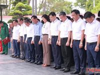 Đoàn công tác Bộ Công Thương tri ân các anh hùng liệt sĩ tại Ngã ba Đồng Lộc