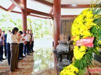 Đoàn công tác Bộ Công Thương tri ân các anh hùng liệt sĩ tại Ngã ba Đồng Lộc