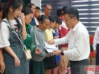 Bộ Công Thương tặng quà gia đình khó khăn, gia đình chính sách tại Quảng Trị