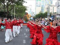 Rực rỡ sắc màu Carnival đường phố Festival Biển Khánh Hòa 2026