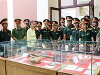 Trưng bày chuyên đề 'Những kỷ vật đi cùng năm tháng và hành trình tri ân'
