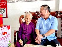 Phó Bí thư Tỉnh ủy Châu Ngọc Tuấn dâng hương tưởng niệm các liệt sĩ và thăm gia đình chính sách