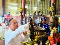 Phó Bí thư Tỉnh ủy Châu Ngọc Tuấn dâng hương tưởng niệm các liệt sĩ và thăm gia đình chính sách