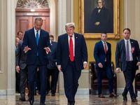 Đảng Dân chủ tìm cách ghìm chiến dịch tấn công Iran của ông Trump