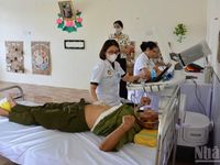Học viện Quân y khám bệnh, cấp thuốc, tặng quà gia đình chính sách tại xã Nam Dương, tỉnh Bắc Ninh