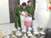 Nhiều đường dây sản xuất, buôn bán nước hoa giả hàng hiệu bị triệt xóa