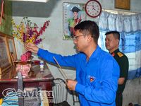 Trao quà, tặng di ảnh phục dựng tri ân gia đình liệt sĩ