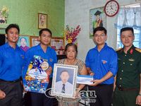 Trao quà, tặng di ảnh phục dựng tri ân gia đình liệt sĩ