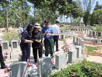 Các thế hệ thầy thuốc tưởng nhớ những chiến sĩ áo trắng đã ngã xuống vì Tổ quốc