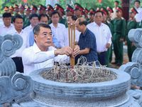 Thủ tướng Lê Minh Hưng tưởng niệm Chủ tịch Hồ Chí Minh, Đại tướng Võ Nguyên Giáp và các Anh hùng liệt sĩ tại Điện Biên Phủ