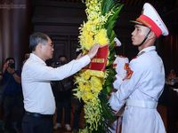 Thủ tướng Lê Minh Hưng tưởng niệm Chủ tịch Hồ Chí Minh, Đại tướng Võ Nguyên Giáp và các Anh hùng liệt sĩ tại Điện Biên Phủ